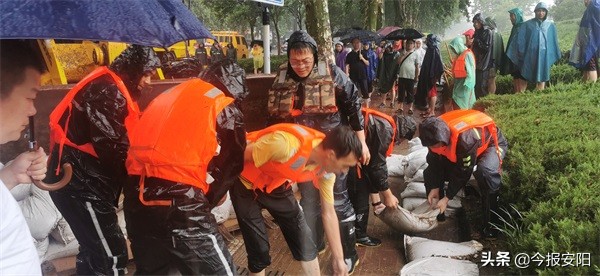 安陽益和熱力集團(tuán)30人搶險(xiǎn)隊(duì)逆流而上，奮戰(zhàn)在抗洪一線