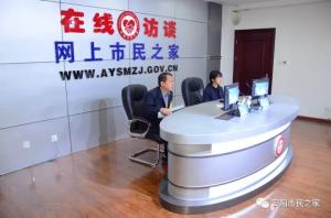 公司董事長(zhǎng)、總經(jīng)理?xiàng)钣婪遄隹汀对诰€訪談》欄目